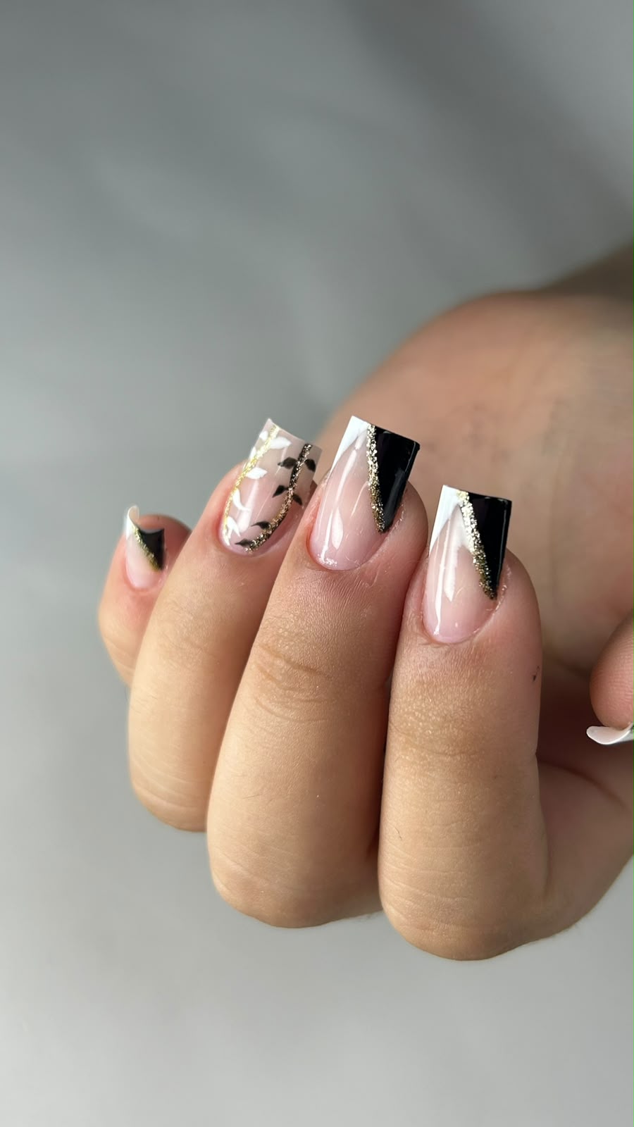 Nail art premium — preto & dourado
